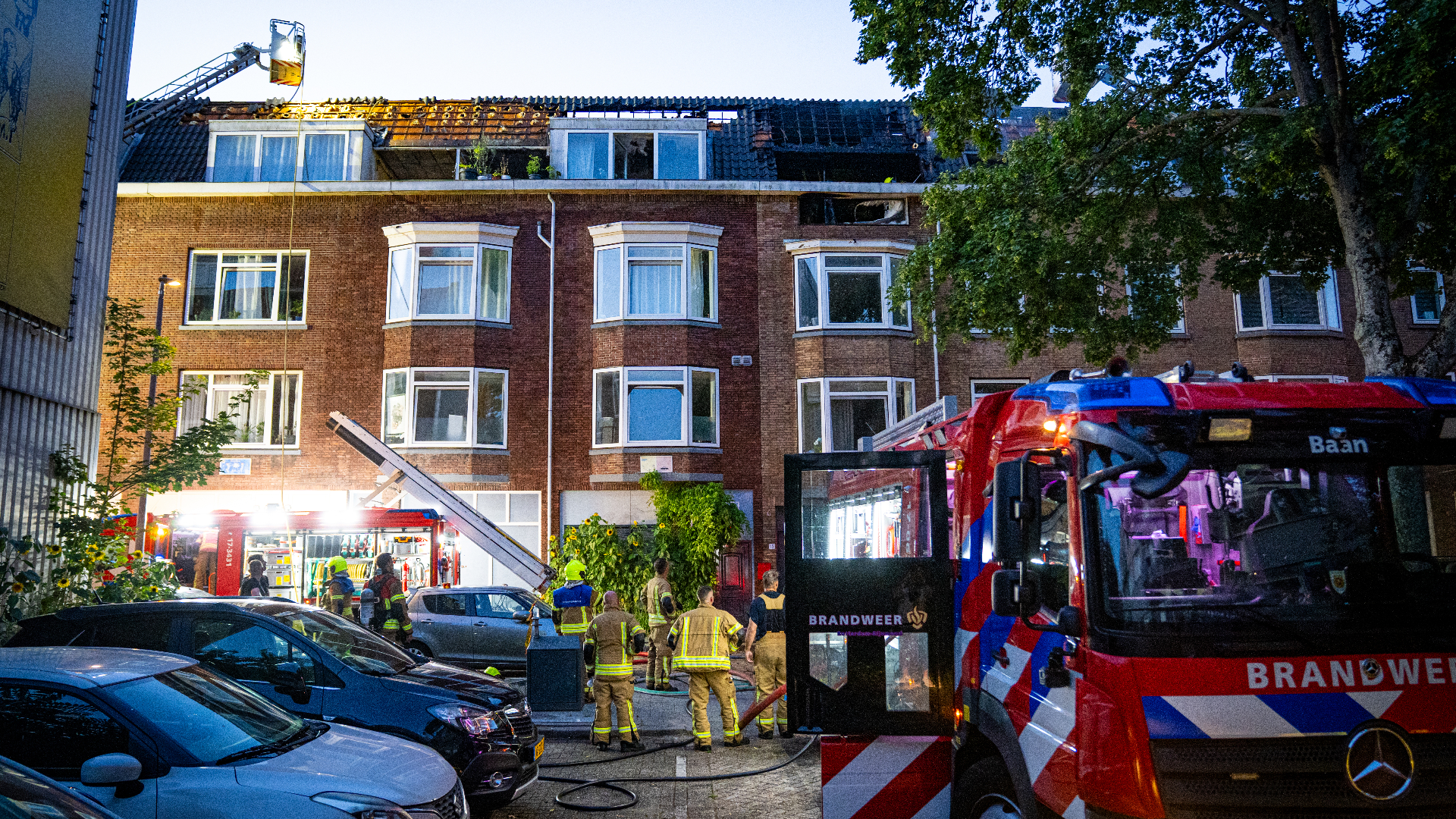 Brand in woning aan de Gouwstraat in Rotterdam-Charlois.