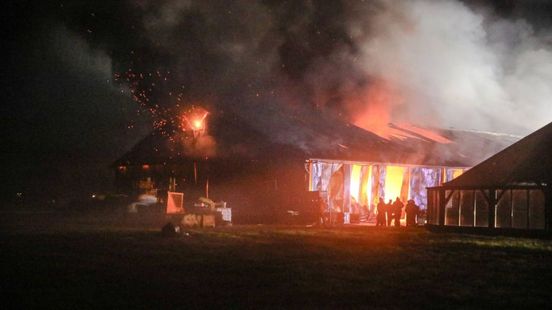 Duizend geiten komen om bij grote stalbrand
