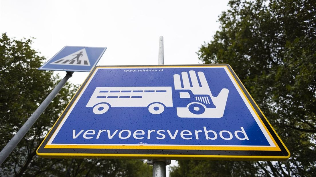 Vervoersverboden zijn op veel plaatsen van kracht vanwege de uitbraak van vogelgriep.