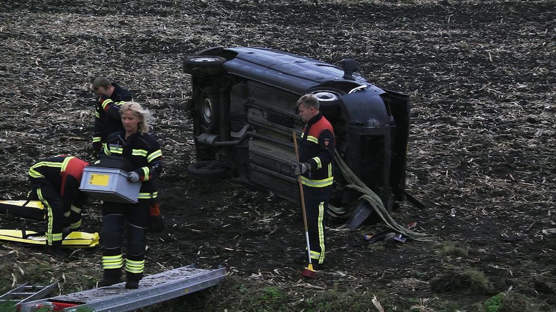 De brandweer hielp de man uit het voertuig (Rechten: Persbureau Meter)