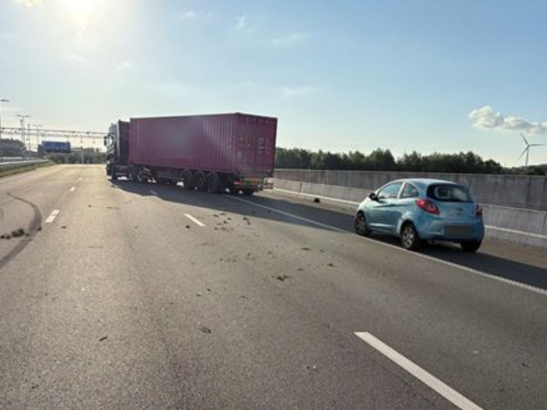Vrachtwagen en (een niet bij het ongeluk betrokken) auto op A24.