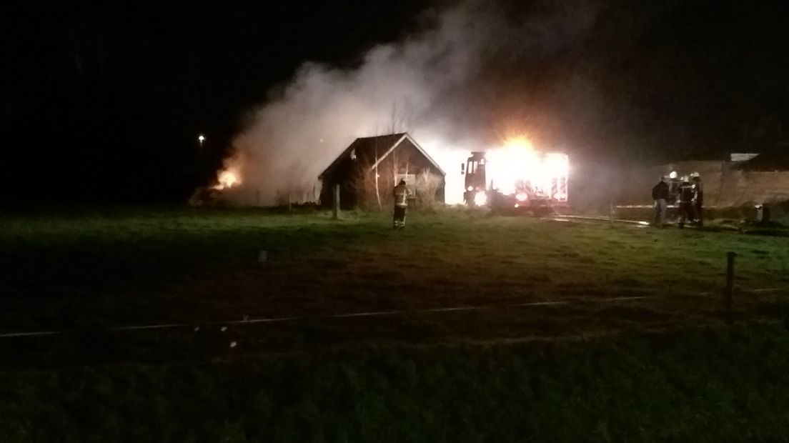 Bij een uitslaande brand in een veestal in Vaassen is zaterdag asbest vrijgekomen.