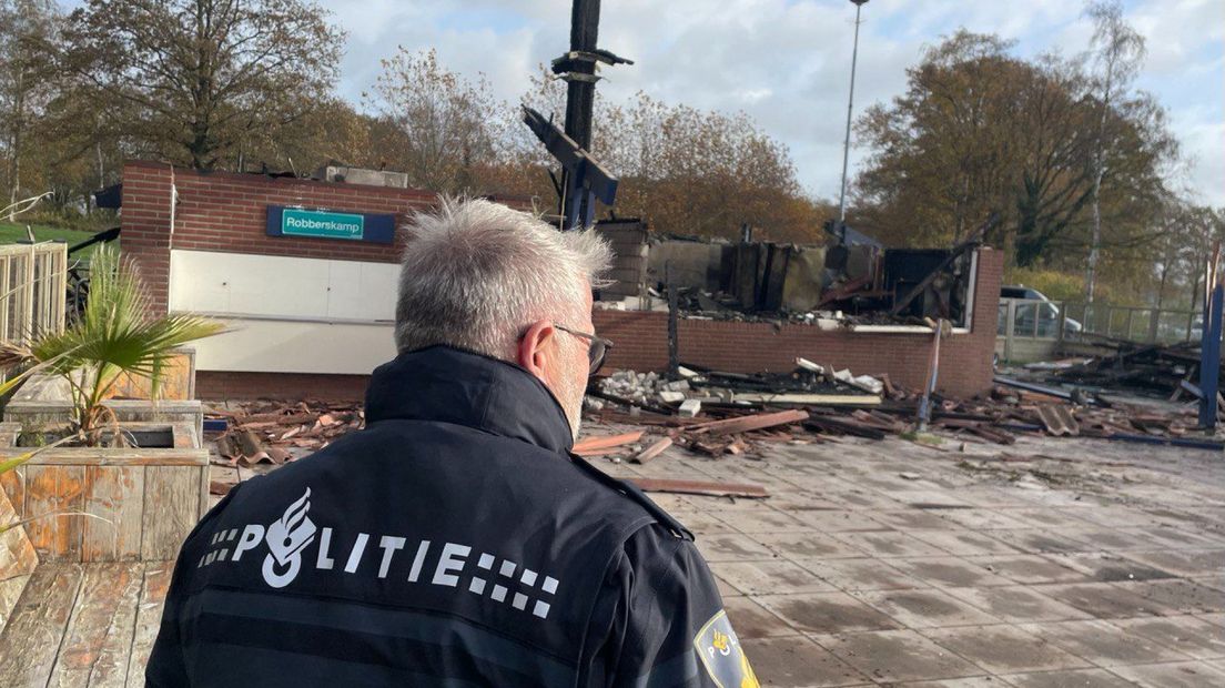 De politie onderzoekt de oorzaak van de brand.