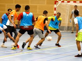 Vluchtelingen voetballen tegen elkaar in Utrechtse sporthal: 'Intens genieten'