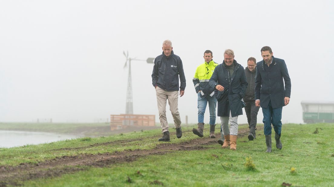 Vlnr: Marco Glastra (directeur Het Groninger Landschap), Klaas Bakker (directeur TenneT) en gedeputeerde Johan Hamster