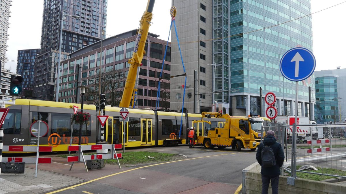 Sneltram ontspoord bij Utrecht Centraal, takeloperatie van start