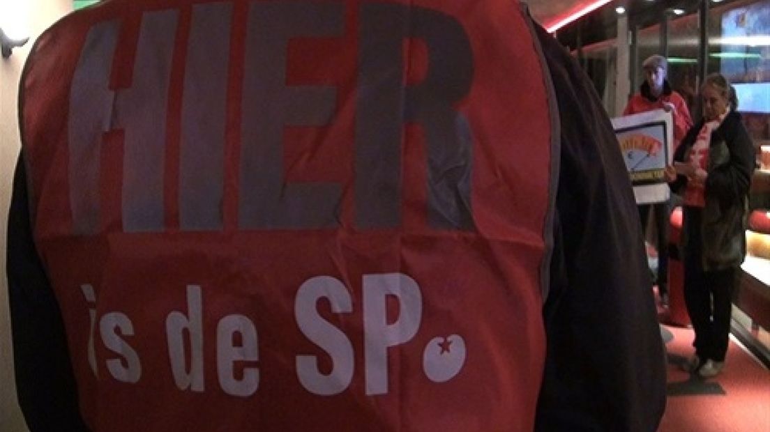 De SP protesteerde maandagavond tegen de topinkomens van managers bij netwerkbedrijf Alliander.Volgens de partij verdienen tientallen werknemers nog boven de zogeheten Balkenende-norm.