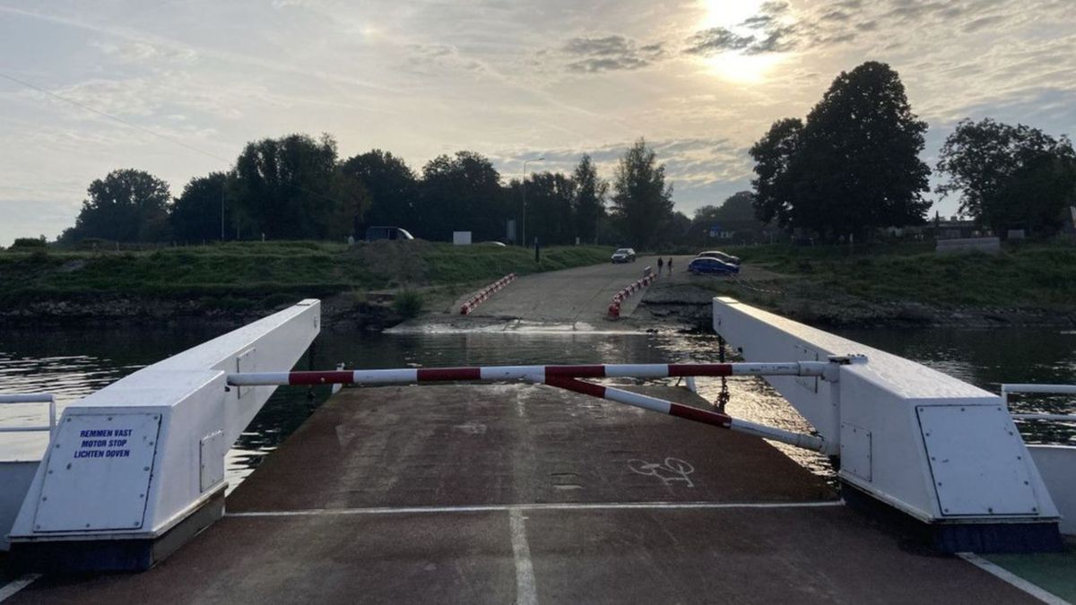Technische storing en onderhoud: twee veerponten op de Maas uit de vaart