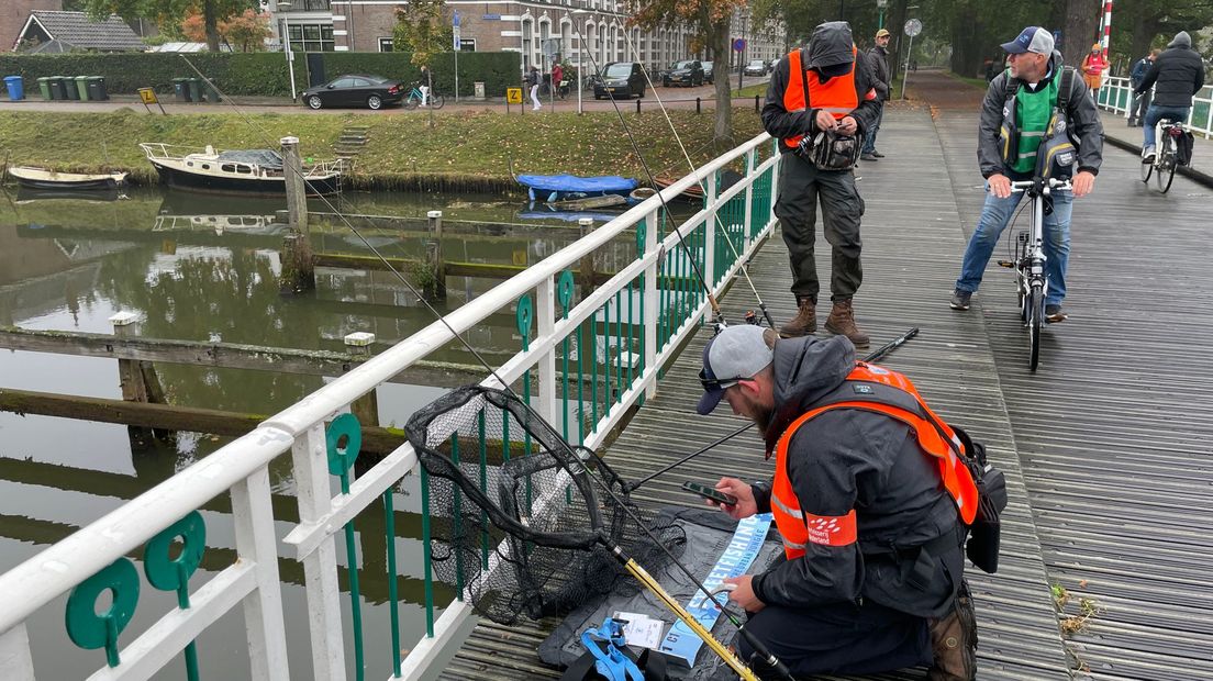 Het eerste WK Streetfishing is van start gegaan in de grachten van Zwolle