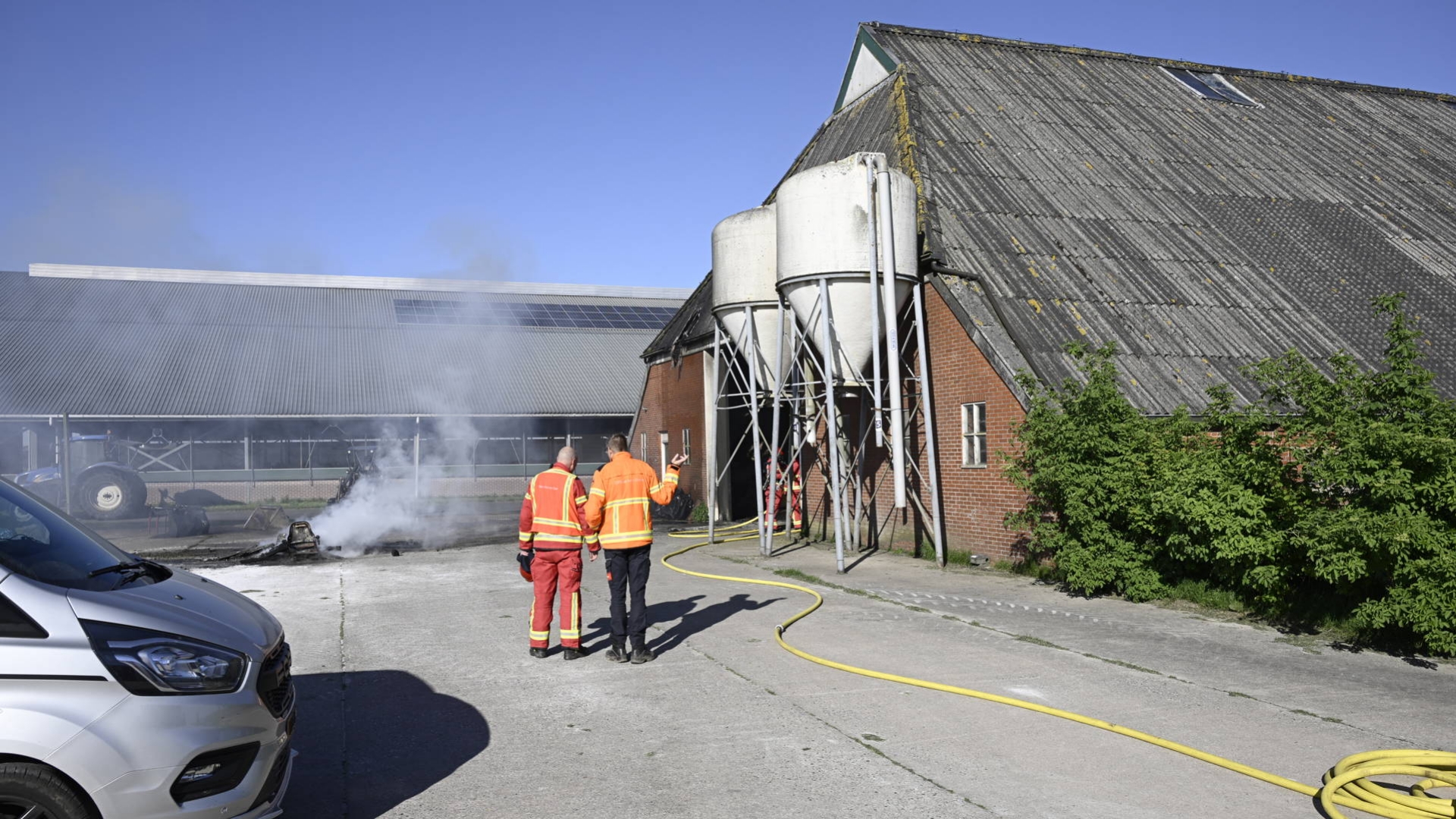 112-nieuws vrijdag 8 mei: Schade aan schuur door brandende shovel • Kop-staartbotsing in Veendam