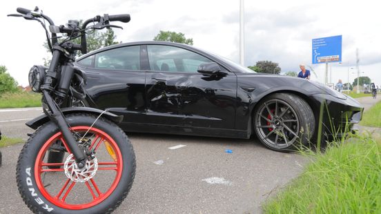 Waterpistool zorgt voor ongeluk Tesla en fatbike in Berkel en Rodenrijs. Waterpistool zorgt voor ongeluk Tesla en fatbike in Berkel en Rodenrijs.