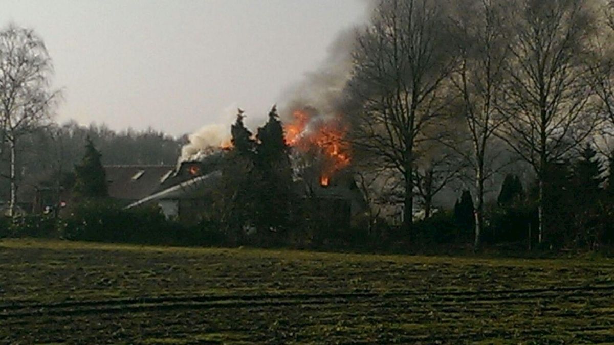 Grote uitslaande brand in boerderij met rieten kap in Beerzerveld