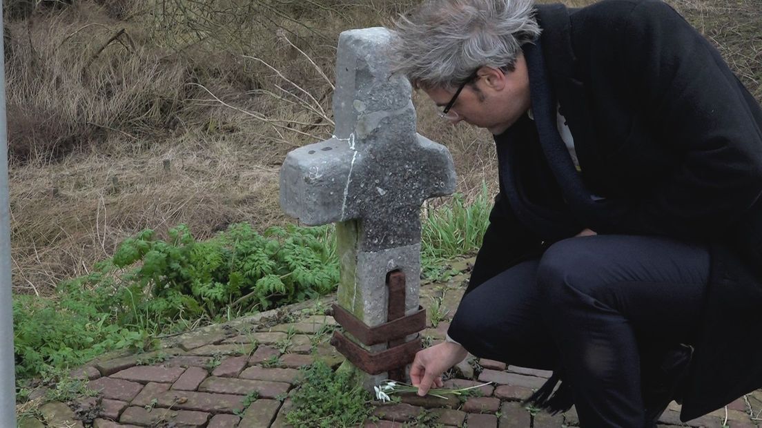 Het moordkruis op de Waalbandijk bij Afferden.