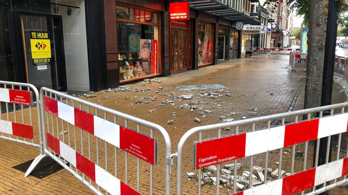 Stuk van gevel Akerkhof valt naar beneden, winkels dicht (update) - RTV