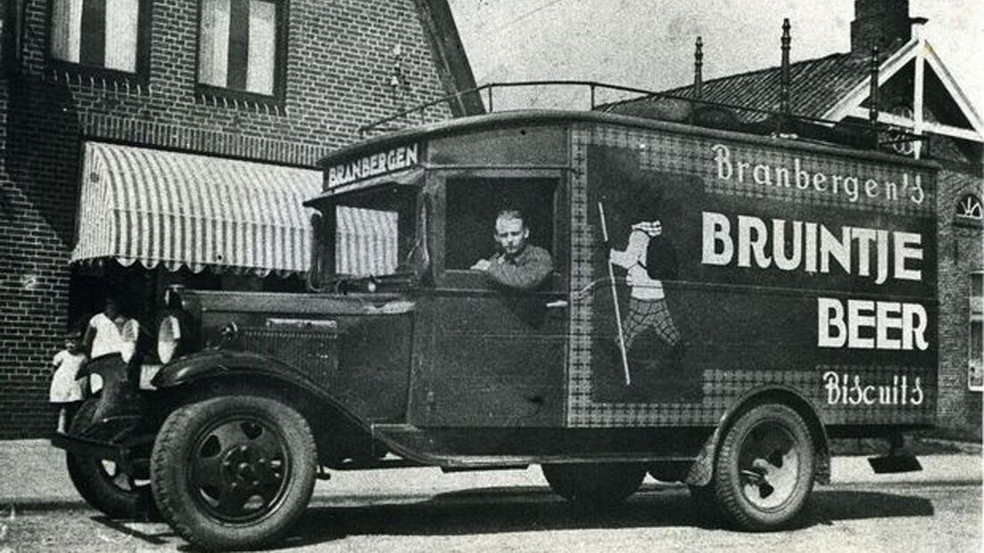 Een vrachtauto met het logo van Bruintje Beer