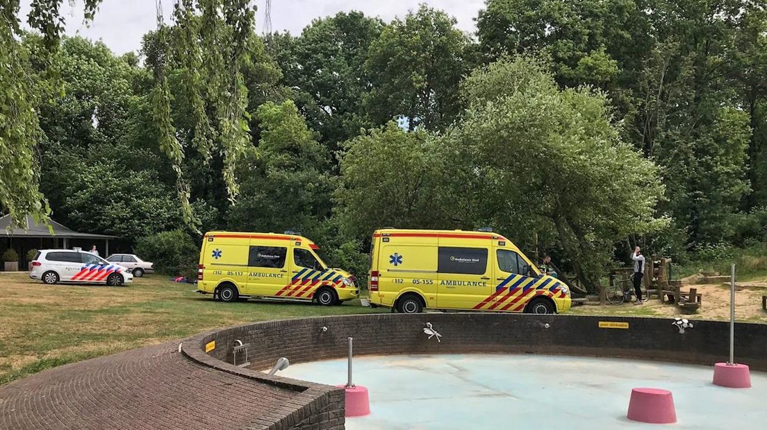 Meerdere politiewagens en twee ambulances rukten uit