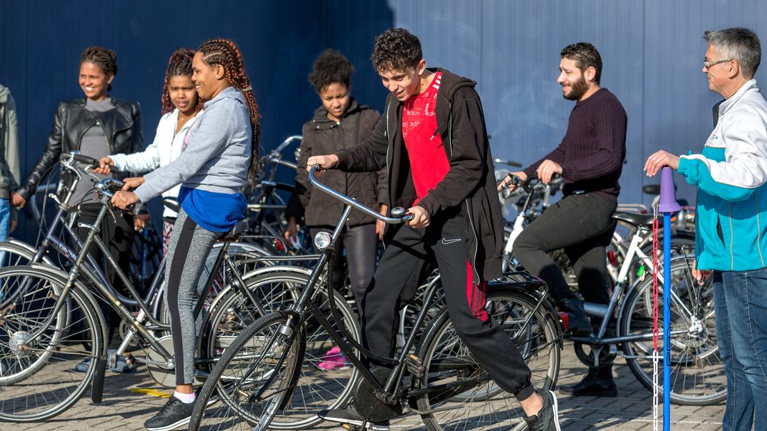 De statushouders zijn blij met de fietsen (Rechten: Inlia / Peter Wassing)