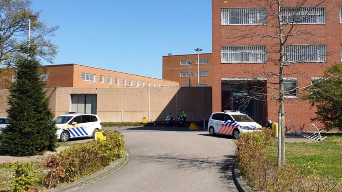 Politie bij de gevangenis in Alphen na een steekpartij