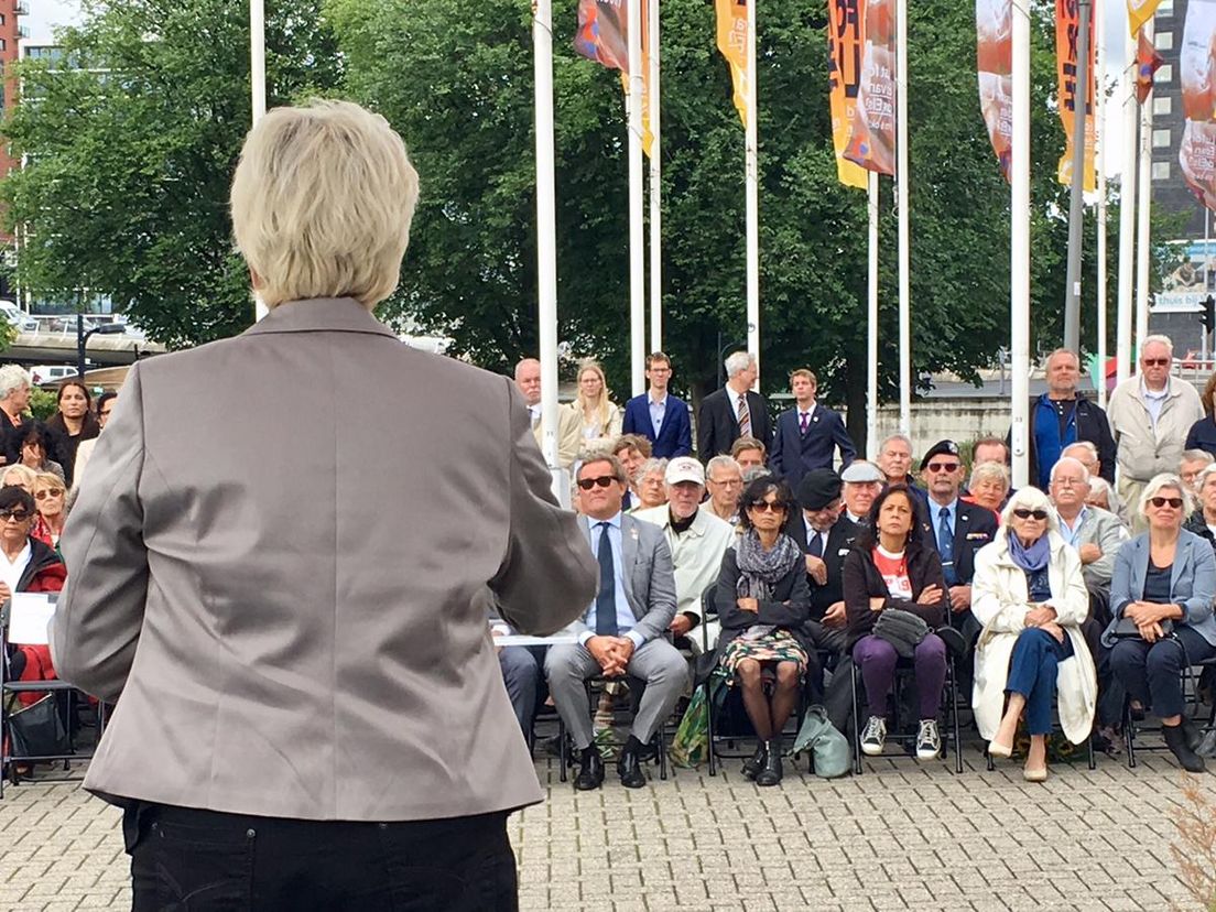 Susan van der Schoor spreekt tijdens de herdenking