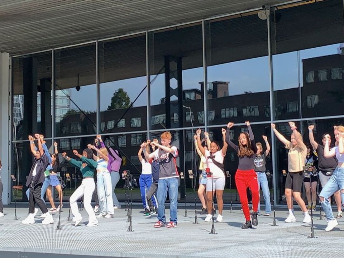 Met 28 dansende tieners tegelijk dansen via de app TikTok