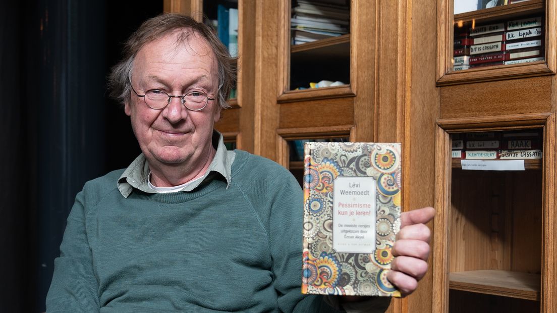 Dichter Lévi Weemoedt met zijn bestseller 'Pessimisme kun je leren!' (Rechten: Fred van Os/RTV Drenthe)