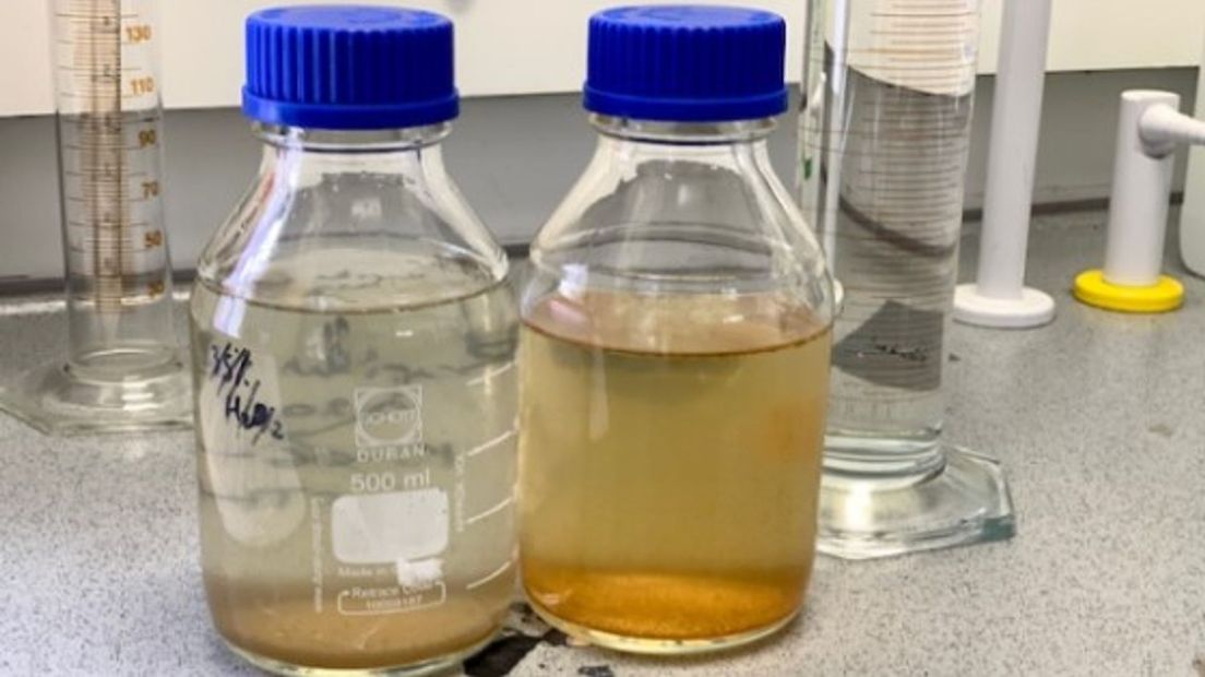 Flesjes met verontreinigd IJssel water
