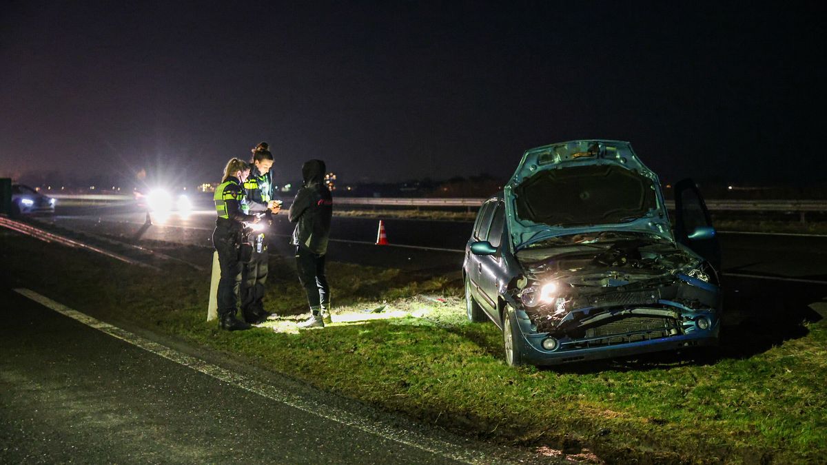 Botsing met meerdere voertuigen op A7 Wolsum | Brand elektriciteitshuisje IJlst veroorzaakt stroomst