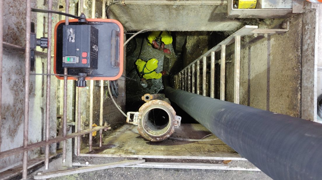 Werkzaamheden aan het rioolgemaal onder het Haagse Westeinde. | Foto Omroep West