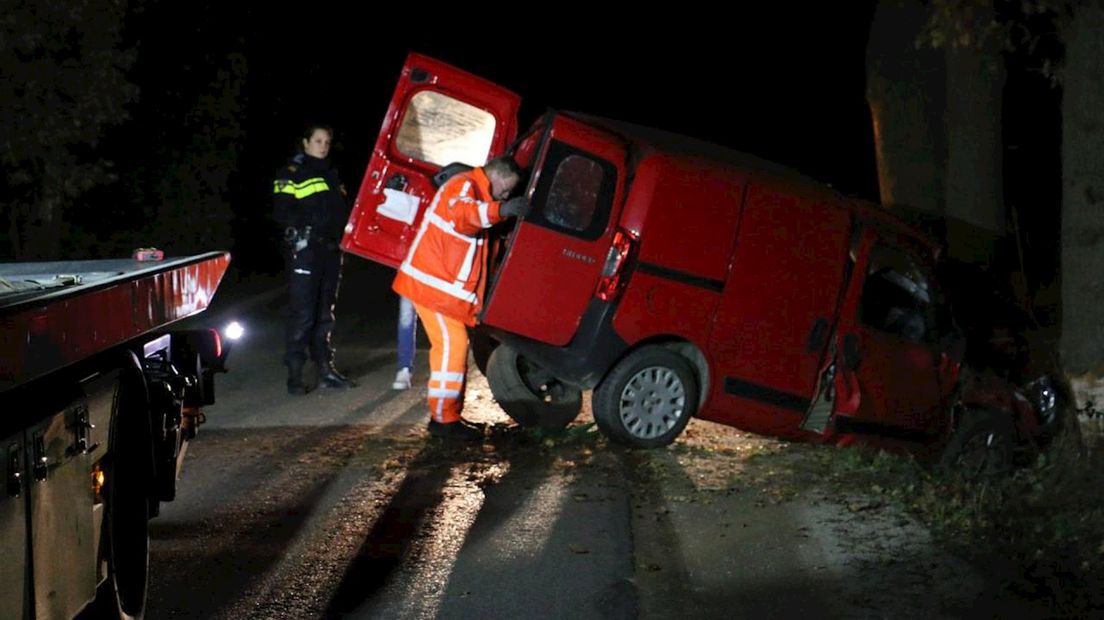 Busje botst op boom in Agelo