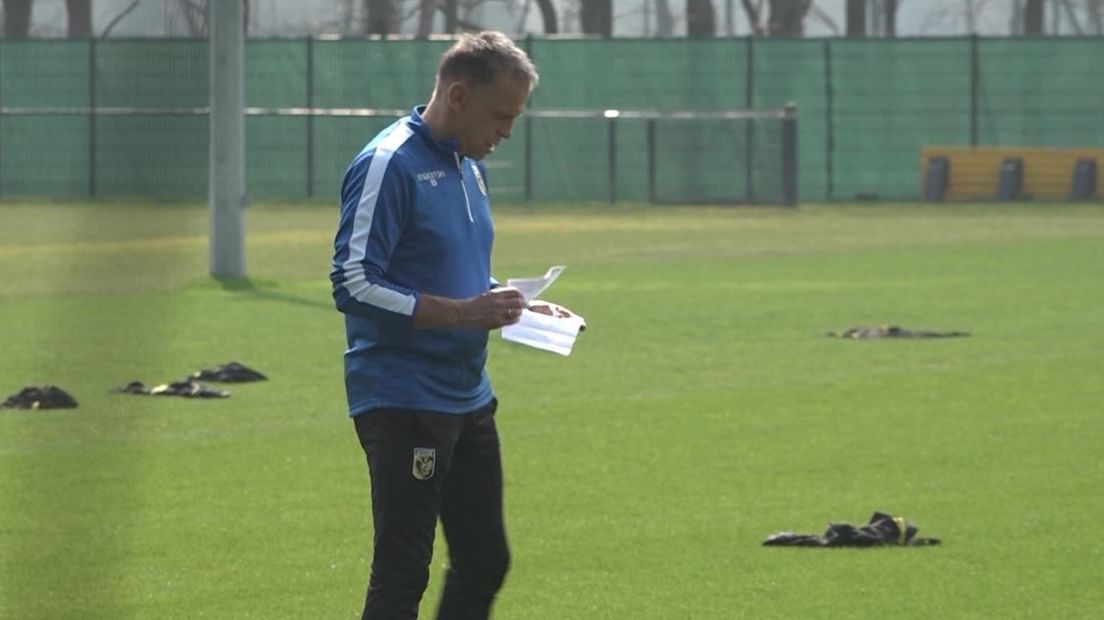 Edward Sturing als interim-trainer bij Vitesse.
