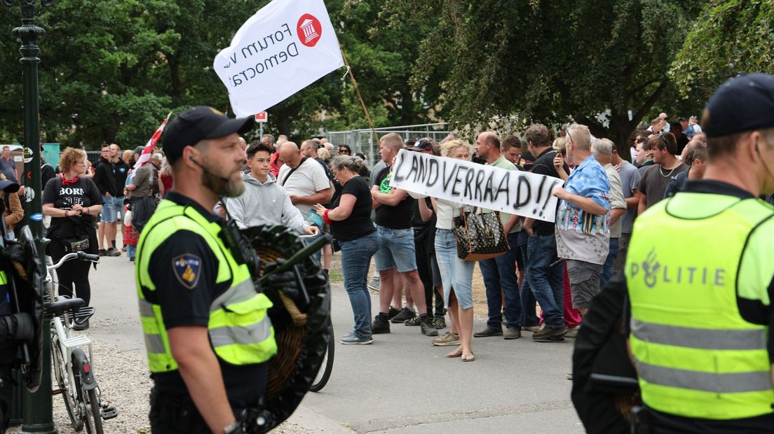 Demonstranten willen naar de Tweede Kamer