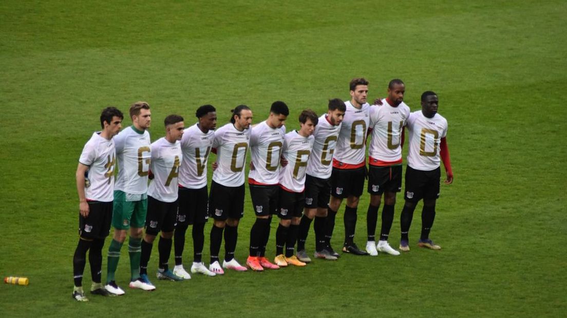 De spelers poseren voor een speciale actie