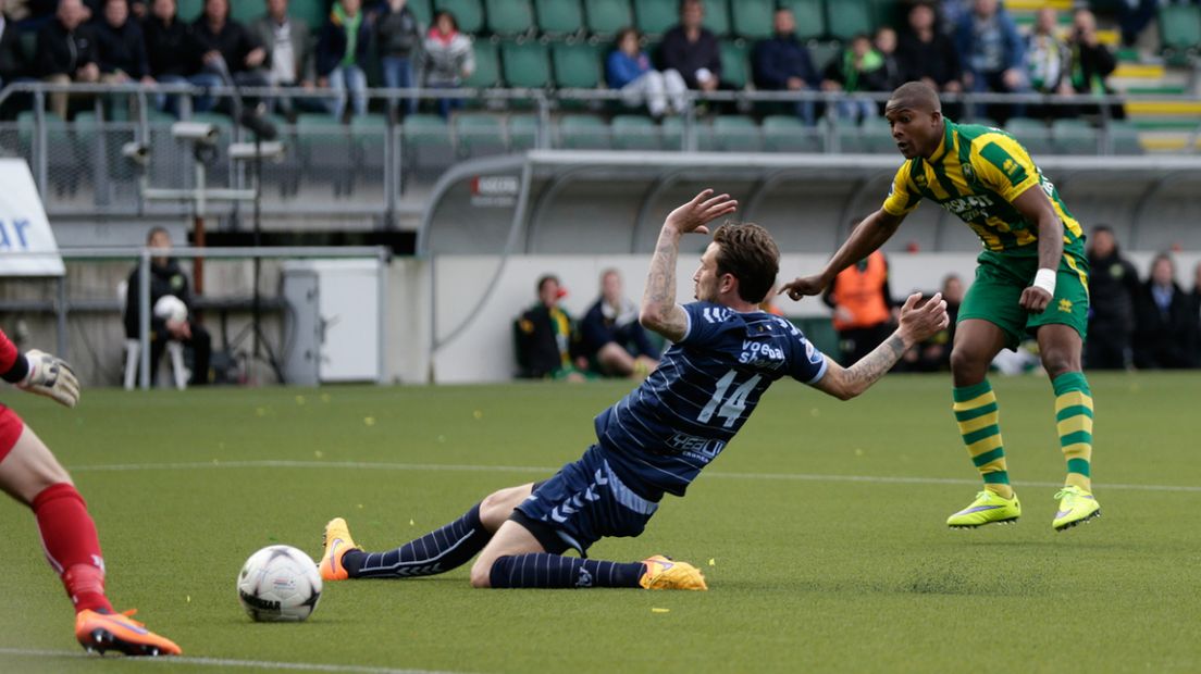 Gervane Kastaneer scoort voor ADO tegen FC Utrecht