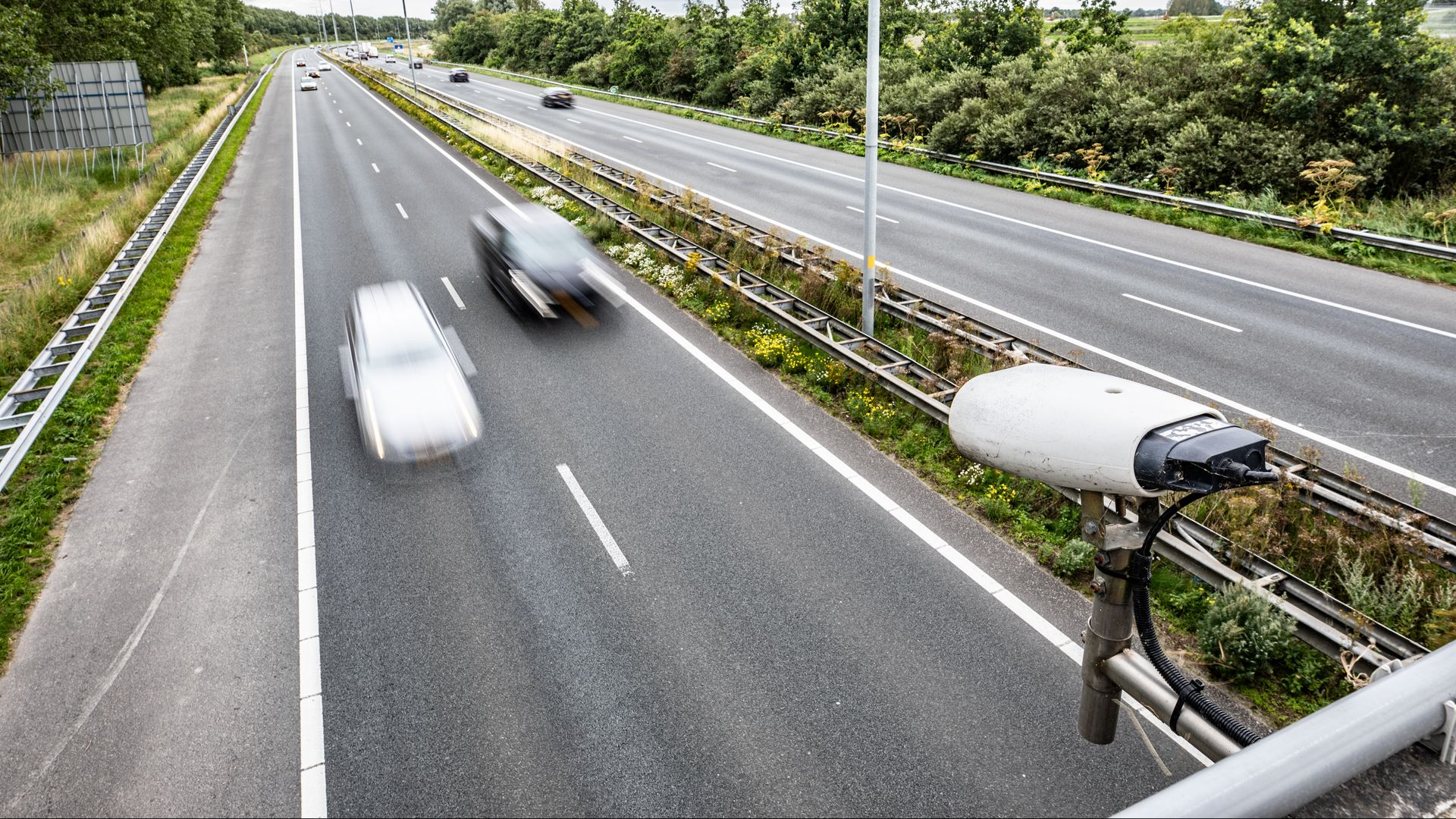 Drie Auto's Botsen Op Elkaar In Putten • Snelweg Bezaaid Met ...