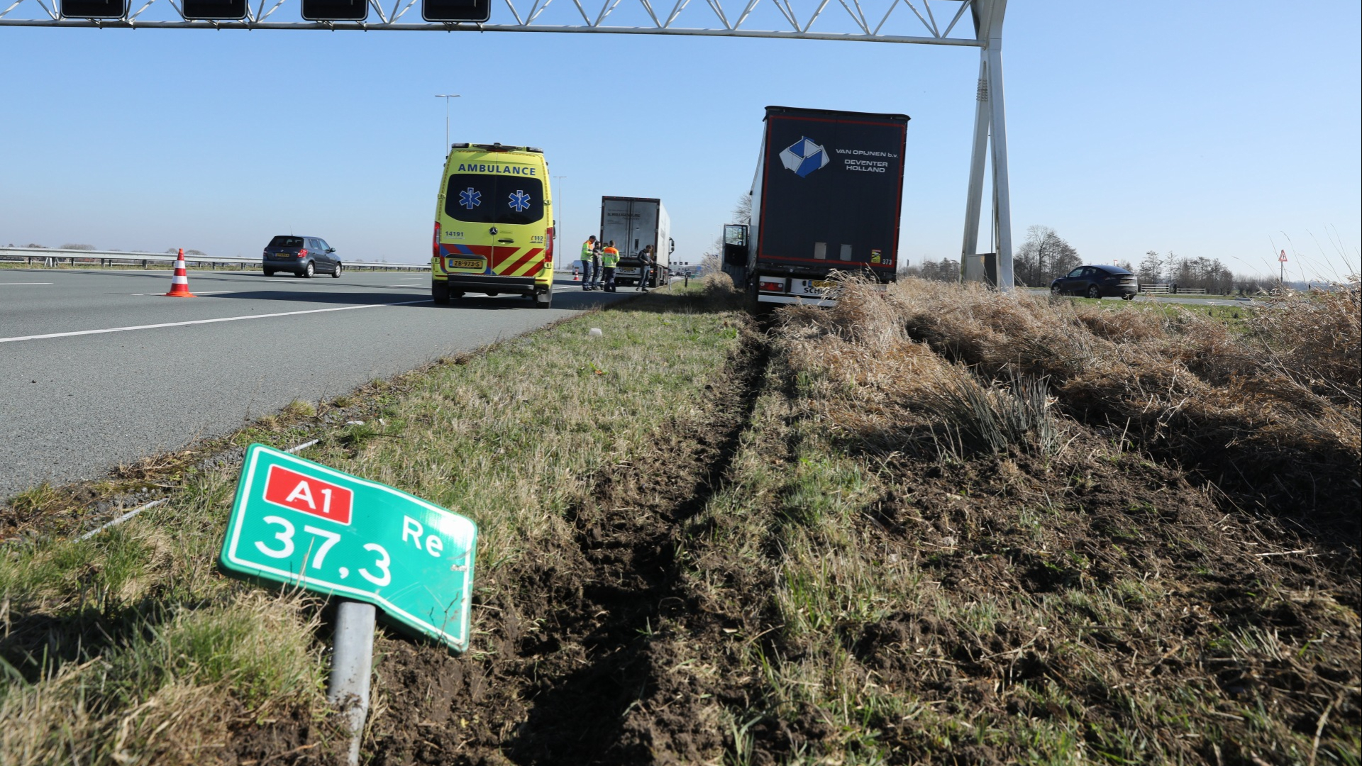 Man aangehouden voor drugshandel en witwassen | Ongeval met vrachtwagen op de A1.