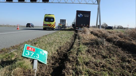 Man aangehouden voor drugshandel en witwassen | Ongeval met vrachtwagen op de A1. Man aangehouden voor drugshandel en witwassen | Ongeval met vrachtwagen op de A1.