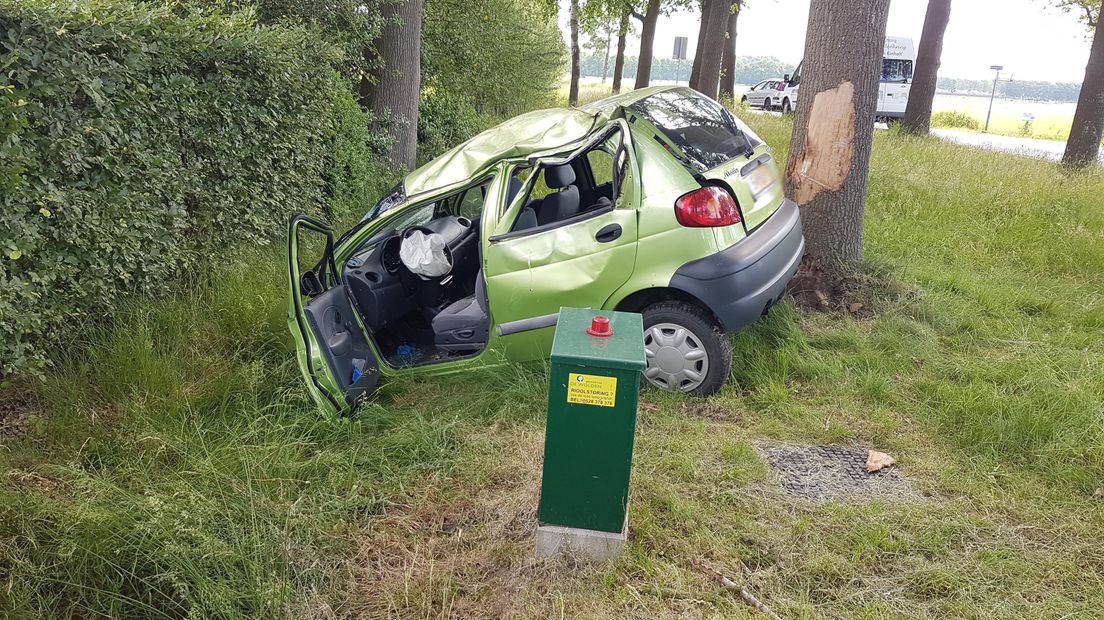 Automobilist botst tegen drie bomen in Ruinen (Rechten: Persbureau Meter)
