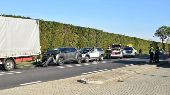 Vier autos betrokken bij kettingbotsing. Vier autos betrokken bij kettingbotsing.