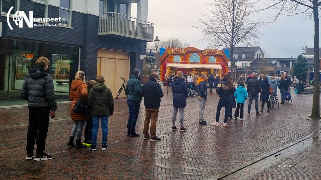Een lange rij in de Dorpsstraat.