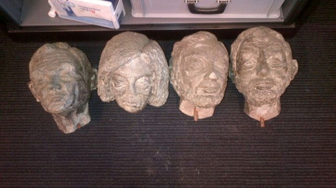 De hoofden zijn gevonden in een vijver