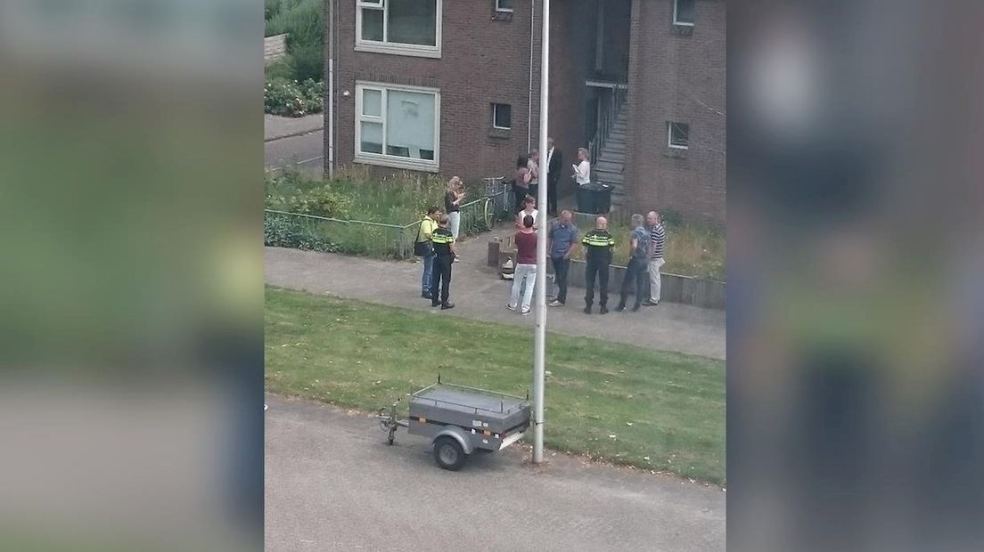 Onderzoek bij huis in Enschedese wijk Stadsveld, vermoedelijk vanwege moord Volkspark