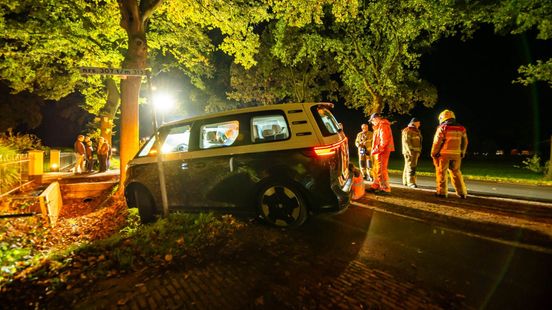 Elektrische bus raakt van de weg in Hulshorst: niemand gewond