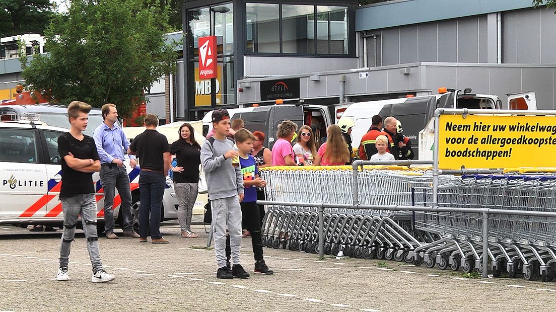 Het winkelcentrum is gedeeltelijk ontruimd (Rechten: Persbureau Meter)