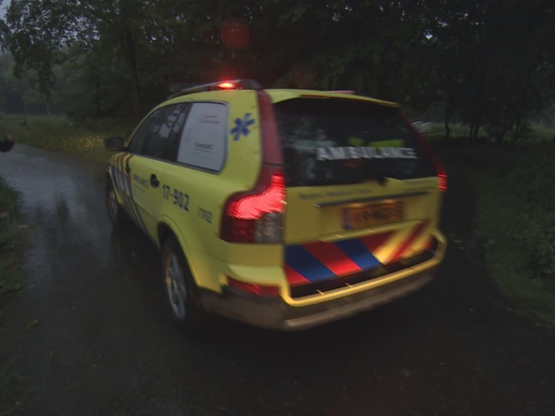 Een ambulance in het Beatrixpark, kort na de dodelijke schietpartij