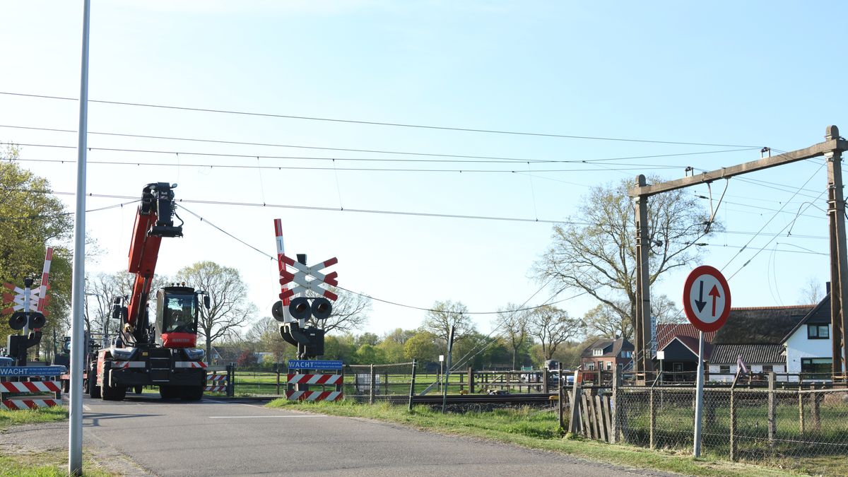 Hoogwerker botst op bovenleiding, treinverkeer stilgelegd