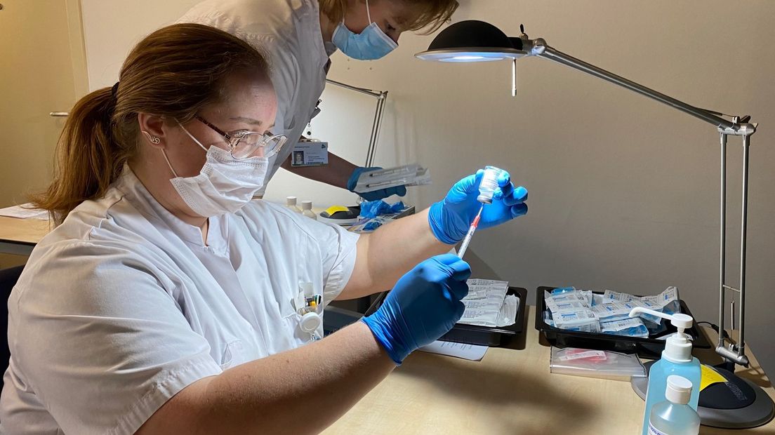 Het Moderna vaccin wordt klaargemaakt