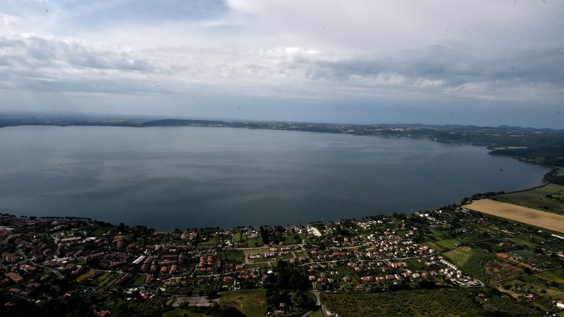 Het Meer van Bracciano, waar Samuël Boujadi vrijdag ging zwemmen.