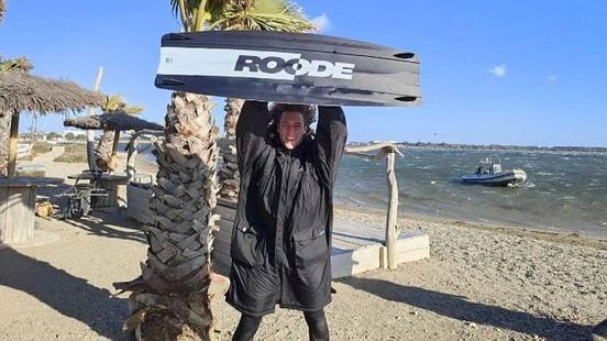 Bizar hoog: kitesurfer Jamie Overbeek (20) knalt naar 42,3 meter