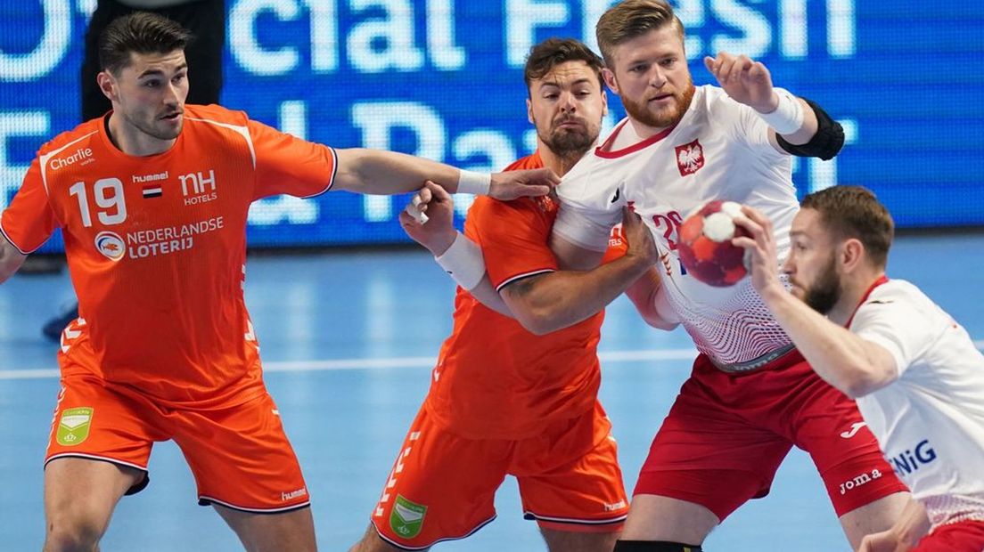 Robin Schoenaker (links) als betrouwbare schakel in de Nederlandse dekking