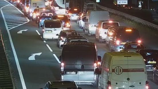Ongeluk op A27 zorgt voor kilometerslange file naar Utrecht. Ongeluk op A27 zorgt voor kilometerslange file naar Utrecht.